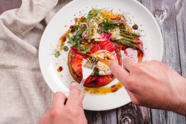 somon ve haşlanmış yumurta ile lezzetli yemek beyaz tabakta görmek 