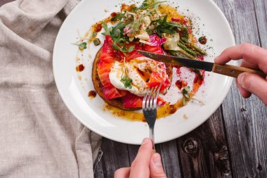 somon ve haşlanmış yumurta ile lezzetli yemek beyaz tabakta görmek 