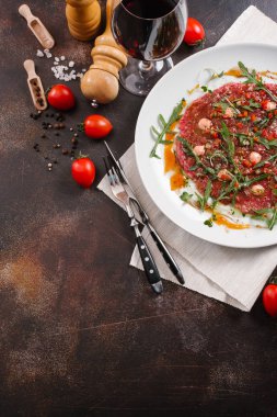 lezzetli carpaccio beyaz tabakta görmek