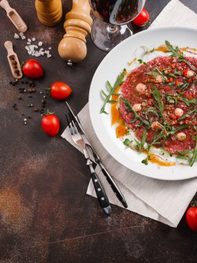 lezzetli carpaccio beyaz tabakta görmek