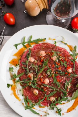 lezzetli carpaccio beyaz tabakta görmek