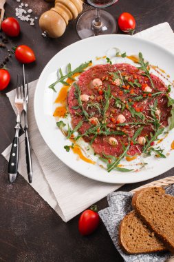lezzetli carpaccio beyaz tabakta görmek