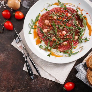 lezzetli carpaccio beyaz tabakta görmek