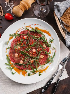 lezzetli carpaccio beyaz tabakta görmek