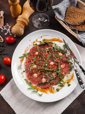 lezzetli carpaccio beyaz tabakta görmek