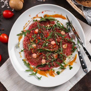 lezzetli carpaccio beyaz tabakta görmek