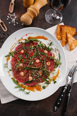 lezzetli carpaccio beyaz tabakta görmek