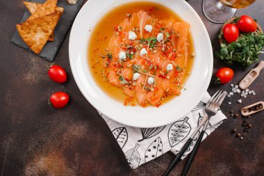 Lezzetli Somon carpaccio yakın çekim görünümünü beyaz plaka üzerinde