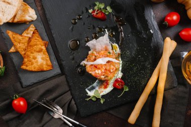 lezzetli Somon tartar salata siyah taş kayrak üzerinde görmek 