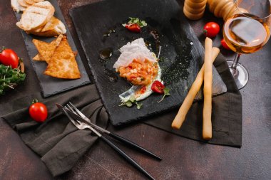 lezzetli Somon tartar salata siyah taş kayrak üzerinde görmek 