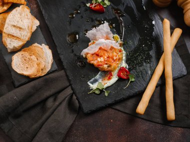 lezzetli Somon tartar salata siyah taş kayrak üzerinde görmek 