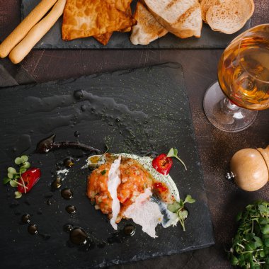 lezzetli Somon tartar salata siyah taş kayrak üzerinde görmek 