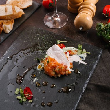 lezzetli Somon tartar salata siyah taş kayrak üzerinde görmek 