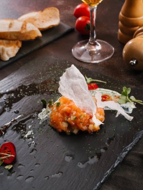 lezzetli Somon tartar salata siyah taş kayrak üzerinde görmek 