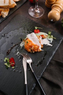 lezzetli Somon tartar salata siyah taş kayrak üzerinde görmek 