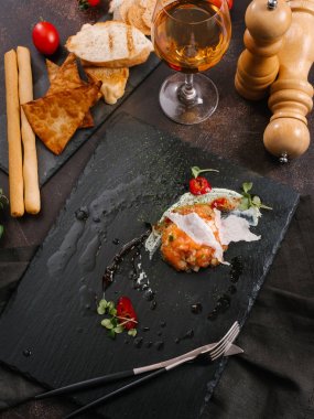 lezzetli Somon tartar salata siyah taş kayrak üzerinde görmek 