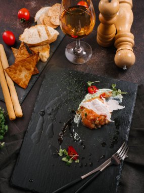 lezzetli Somon tartar salata siyah taş kayrak üzerinde görmek 