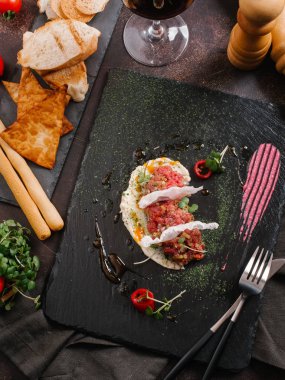 lezzetli tartar salata siyah taş kayrak üzerinde görmek 