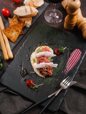 lezzetli tartar salata siyah taş kayrak üzerinde görmek 