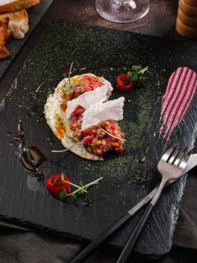 lezzetli tartar salata siyah taş kayrak üzerinde görmek 