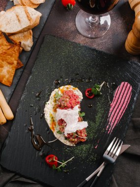 lezzetli tartar salata siyah taş kayrak üzerinde görmek 