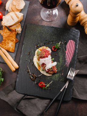 lezzetli tartar salata siyah taş kayrak üzerinde görmek 