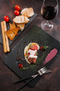 lezzetli tartar salata siyah taş kayrak üzerinde görmek 