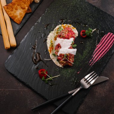 lezzetli tartar salata siyah taş kayrak üzerinde görmek 