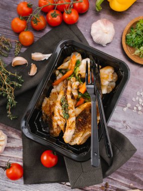 ızgara balık ve taze sebze yakından görmek 