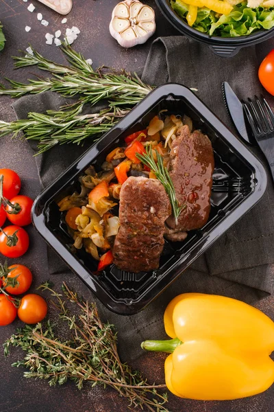 kızarmış biftek ve haşlanmış sebze yakından görmek 