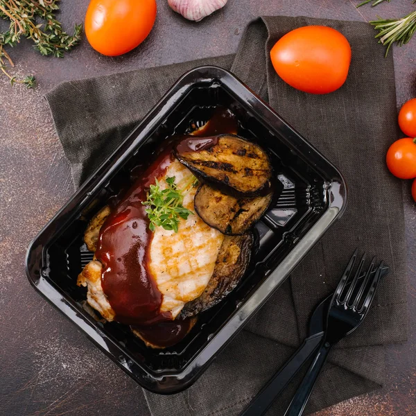 ızgara tavuk fileto ve patlıcan yakından görmek 