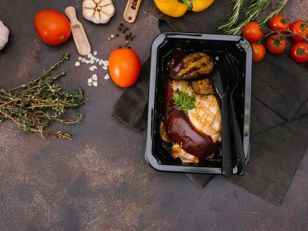 ızgara tavuk fileto ve patlıcan yakından görmek 