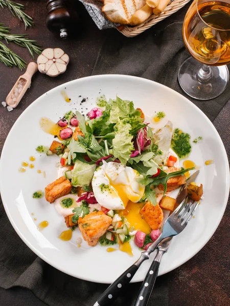 haşlanmış yumurta ile lezzetli salata beyaz tabakta görmek 