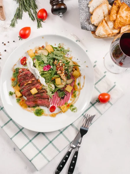 sığır etli lezzetli salata beyaz tabakta görmek 