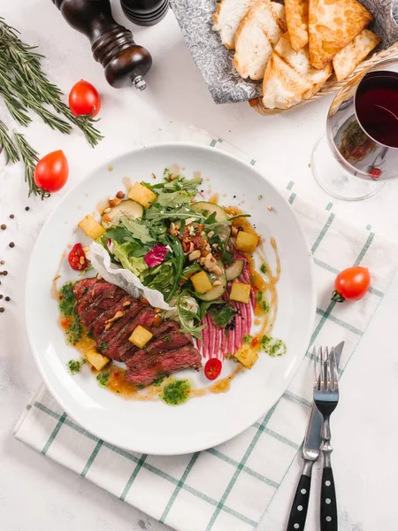 sığır etli lezzetli salata beyaz tabakta görmek 