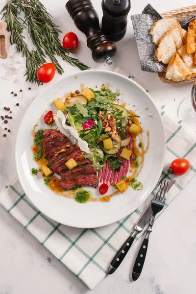 sığır etli lezzetli salata beyaz tabakta görmek 