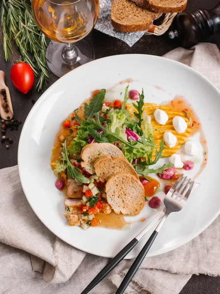 Vista Cerca Deliciosa Ensalada Con Filete Pollo Plato Blanco —  Fotos de Stock