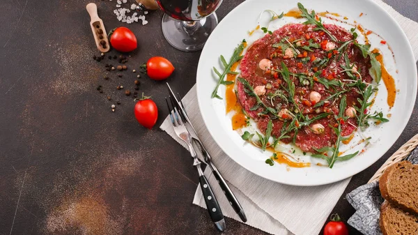 lezzetli carpaccio beyaz tabakta görmek