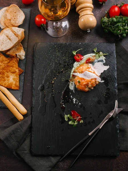 Vista Cerca Deliciosa Ensalada Salmón Sarro Pizarra Piedra Negra — Foto de Stock