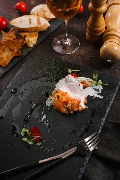 lezzetli Somon tartar salata siyah taş kayrak üzerinde görmek 