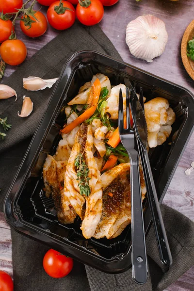 ızgara balık ve taze sebze yakından görmek 