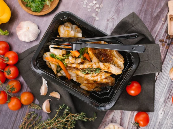 ızgara balık ve taze sebze yakından görmek 