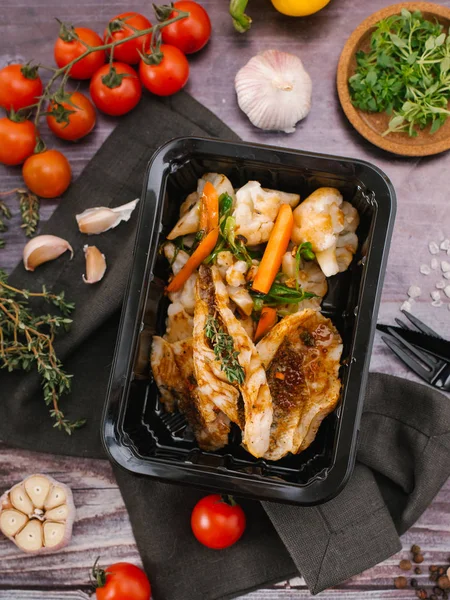 ızgara balık ve taze sebze yakından görmek 