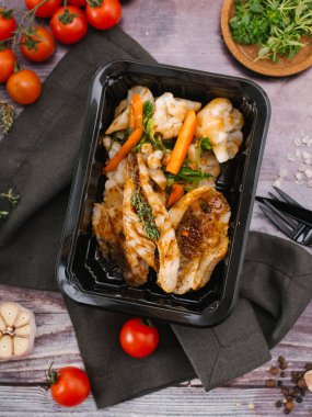 ızgara balık ve taze sebze yakından görmek 