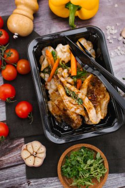 ızgara balık ve taze sebze yakından görmek 