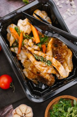 ızgara balık ve taze sebze yakından görmek 