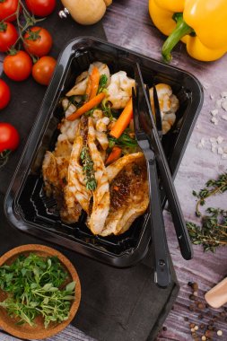 ızgara balık ve taze sebze yakından görmek 