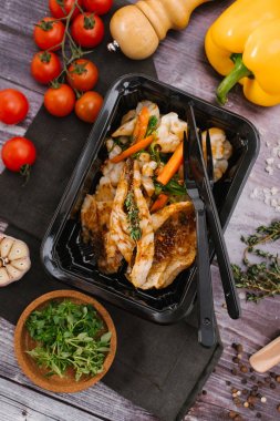 ızgara balık ve taze sebze yakından görmek 