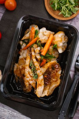 ızgara balık ve taze sebze yakından görmek 