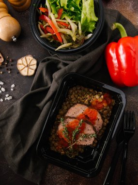 lezzetli kızarmış et garnitür ile yakından görmek